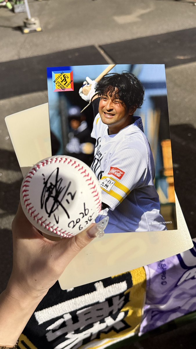 y221___'s tweet photo. やっとやっとサインもらえて
話したいこと話せた🥺🩷
タマスタにきてた方が
山川選手が投げた嶺井さんのサインボール
もらえたけどあげるって
くださって.....大歓喜🤦🏻‍♀️
しかも今日の嶺井さん
オールドスタイルでした🧏🏻‍♀️ https://t.co/1SozART83o