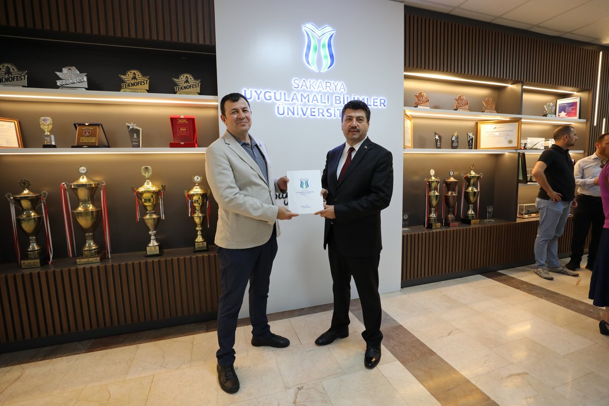 MyoTurizm's tweet photo. Üniversitemizde kalite kültürünün yaygınlaştırılması için emek veren ve kalite çalışmalarına değerli katkılarını sunan Kalite Elçilerimize Rektörümüz Prof. Dr. Mehmet Sarıbıyıktarafından teşekkür belgesi takdim edildi. Rektörlük girişi fuaye alanında gerçekleşen etkinlikte + https://t.co/e42thwioX5