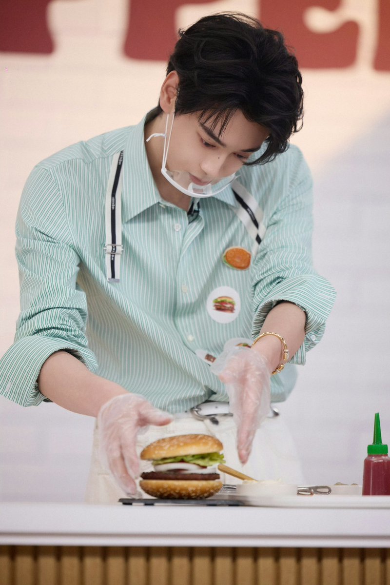 iampk_z's tweet photo. [250628]Tian Xuning Studio Weibo Update (1/2)

📸 Overflowing with aroma, packed with fun. Delicious flavors assembled, double the happiness. @田栩宁_ 's on-site photos have arrived 📮

XUNING X BURGER KING
#XuningxBurgerKingLive
#TianXuning #田栩宁 https://t.co/gT5Fh6NG2M