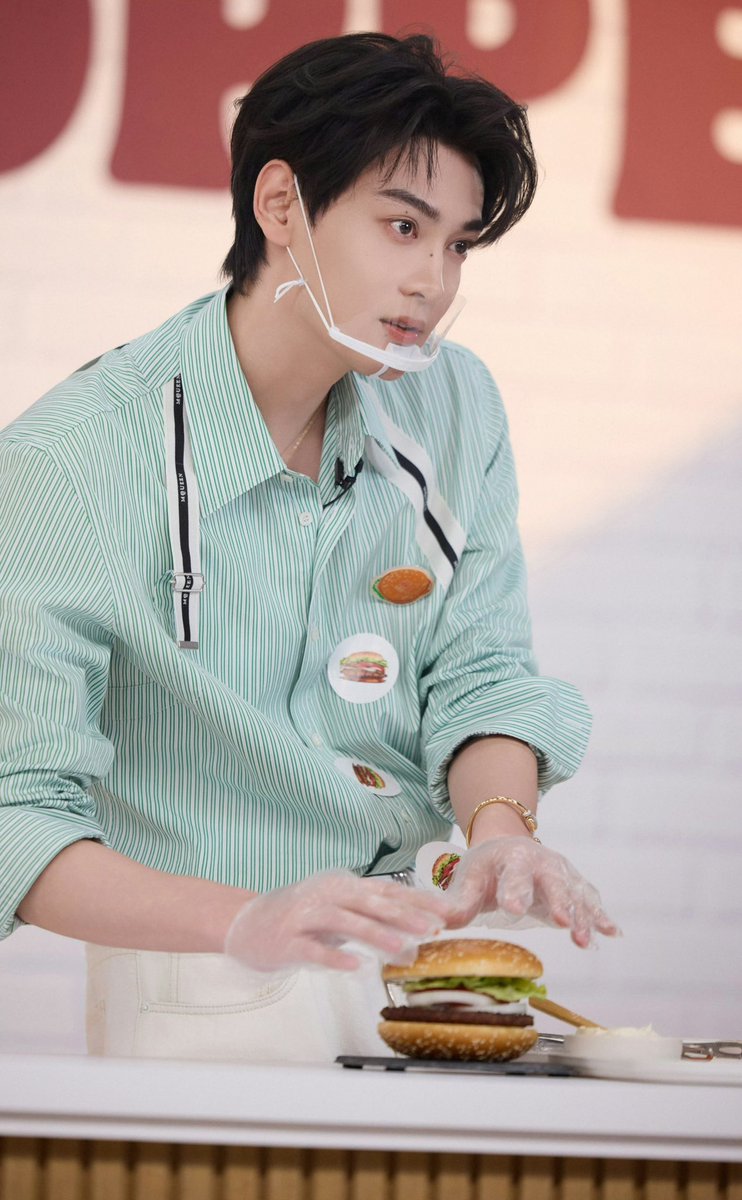 iampk_z's tweet photo. [250628]Tian Xuning Studio Weibo Update (1/2)

📸 Overflowing with aroma, packed with fun. Delicious flavors assembled, double the happiness. @田栩宁_ 's on-site photos have arrived 📮

XUNING X BURGER KING
#XuningxBurgerKingLive
#TianXuning #田栩宁 https://t.co/gT5Fh6NG2M