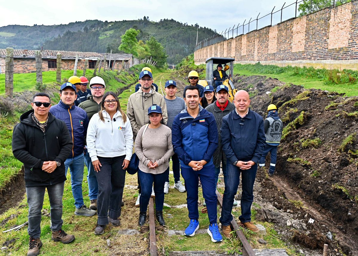 JorgeEmilioRey's tweet photo. Estamos rehabilitando 14,6 kilómetros del corredor férreo que conecta a Zipaquirá con #Nemocón, una intervención histórica que permitirá que el tren vuelva a este municipio, fortaleciendo su competitividad, su turismo y la conexión con la Sabana.

Este corredor fue estratégico para el desarrollo de Nemocón, por aquí llegaban pasajeros y salían al mercado productos como la sal y el carbón. Desde el @ICCUGOB avanzamos en su recuperación con el cambio de más de 1.400 traviesas, sujeciones, obras de drenaje y mantenimiento de pasos a nivel en Zipaquirá, Cogua y Nemocón.

La obra alcanza un avance del 63 % y representa una inversión de $4.950 millones. Esperamos finalizar estos trabajos en los próximos cinco meses, para que este corredor cuente con las condiciones necesarias para su operación.

Además, esta recuperación se articulará con el #Regiotram del Norte, permitiendo que turistas nacionales y extranjeros puedan viajar en un tren ligero, conectar con el ferrocarril tradicional y llegar hasta uno de los grandes atractivos de nuestro departamento: la Mina de Sal de Nemocón.

Agradezco también el trabajo de la Secretaría de Movilidad Contemporánea, así como el compromiso del alcalde Cristian Camilo Carrillo, los concejales y la gran comunidad nemoconense.