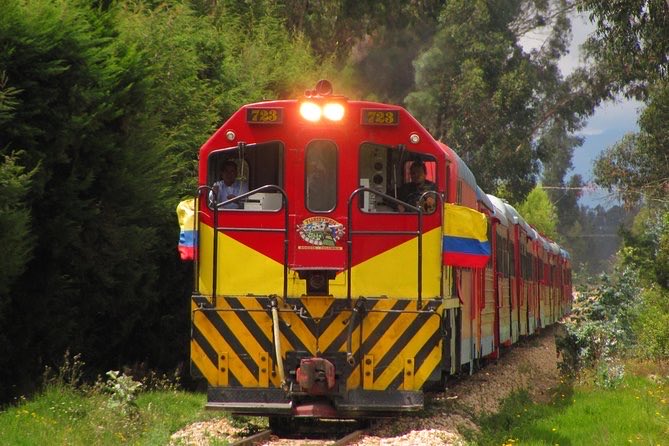 JorgeEmilioRey's tweet photo. Estamos rehabilitando 14,6 kilómetros del corredor férreo que conecta a Zipaquirá con #Nemocón, una intervención histórica que permitirá que el tren vuelva a este municipio, fortaleciendo su competitividad, su turismo y la conexión con la Sabana.

Este corredor fue estratégico para el desarrollo de Nemocón, por aquí llegaban pasajeros y salían al mercado productos como la sal y el carbón. Desde el @ICCUGOB avanzamos en su recuperación con el cambio de más de 1.400 traviesas, sujeciones, obras de drenaje y mantenimiento de pasos a nivel en Zipaquirá, Cogua y Nemocón.

La obra alcanza un avance del 63 % y representa una inversión de $4.950 millones. Esperamos finalizar estos trabajos en los próximos cinco meses, para que este corredor cuente con las condiciones necesarias para su operación.

Además, esta recuperación se articulará con el #Regiotram del Norte, permitiendo que turistas nacionales y extranjeros puedan viajar en un tren ligero, conectar con el ferrocarril tradicional y llegar hasta uno de los grandes atractivos de nuestro departamento: la Mina de Sal de Nemocón.

Agradezco también el trabajo de la Secretaría de Movilidad Contemporánea, así como el compromiso del alcalde Cristian Camilo Carrillo, los concejales y la gran comunidad nemoconense.