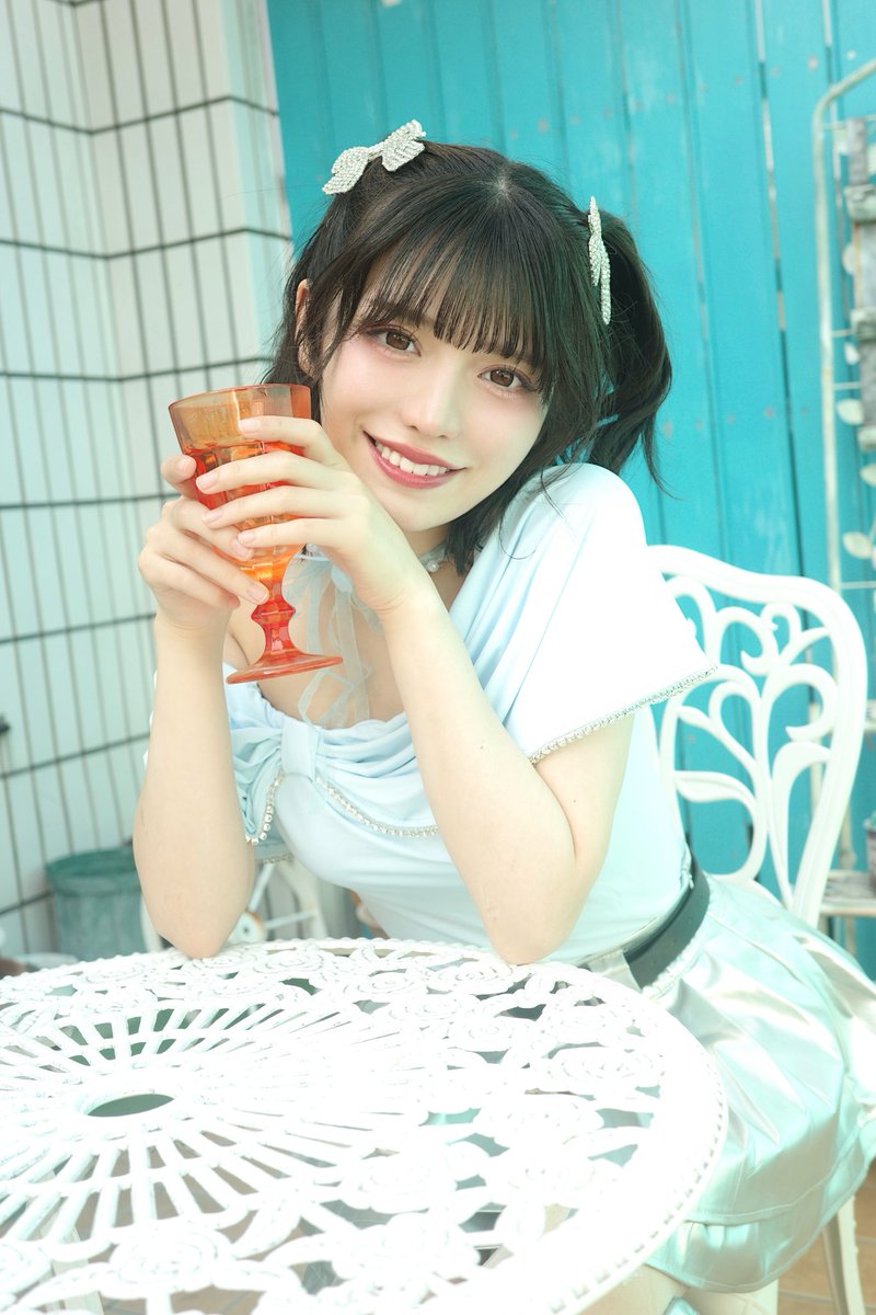 ishihama_mei's tweet photo. 天才アーオさんプロデュースのソロZINE「えっとねそのね」が発売されます🩵
たくさん準備がんばってくださって感謝😢
まだ未解禁のビジュも最高なんだよ😘

かわいいでしょ〜〜♡🪽 https://t.co/dwMg77uwai