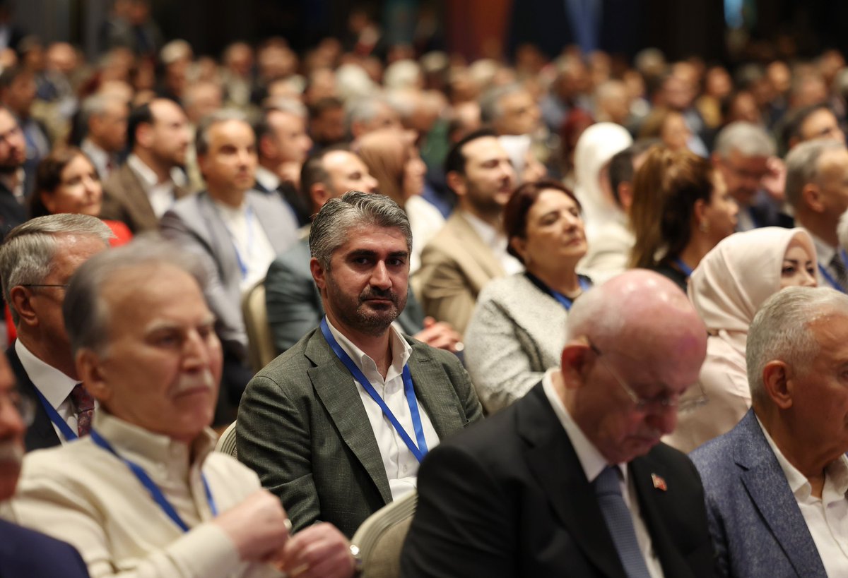 ztarikdaroglu's tweet photo. 📍Sapanca, AK Parti 33. İstişare ve Değerlendirme Toplantısı

AK Parti 33. İstişare ve Değerlendirme Toplantısı kapanış programında, Cumhurbaşkanımız Sayın @RTErdogan’ın hitaplarını dinledik.

Cumhurbaşkanımızın liderliğinde ülkemizin dört bir yanında eser ve hizmet siyasetini kararlılıkla sürdürmeye devam ediyoruz.

Türkiye Yüzyılı hedeflerimiz doğrultusunda tecrübe, birikim ve politikalarımızı istişare ettiğimiz toplantının; ailelerimiz, kadın, genç, yaşlı ve engelli vatandaşlarımız başta olmak üzere 86 milyon için, ülkemiz için hayırlı olmasını diliyorum.

#ÇeyrekAsırlıkDestan