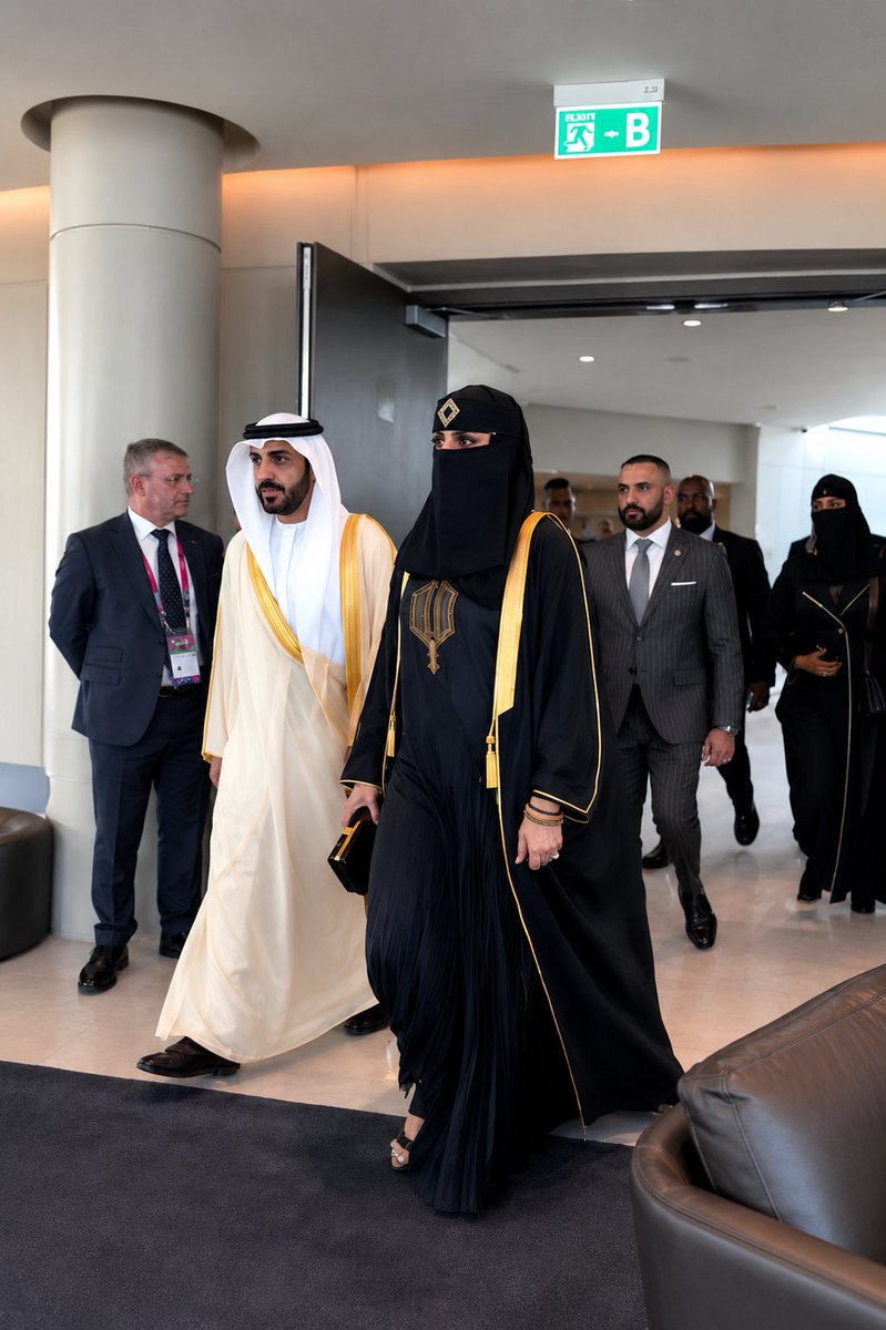 Nwrh9999's tweet photo. مين ذي الشيخة الخليجة اللي خطفت الانظار في كأس العالم وسوت ضجه عند الاجانب ؟ 🤔✨

؟؟ https://t.co/If6poPWrTO