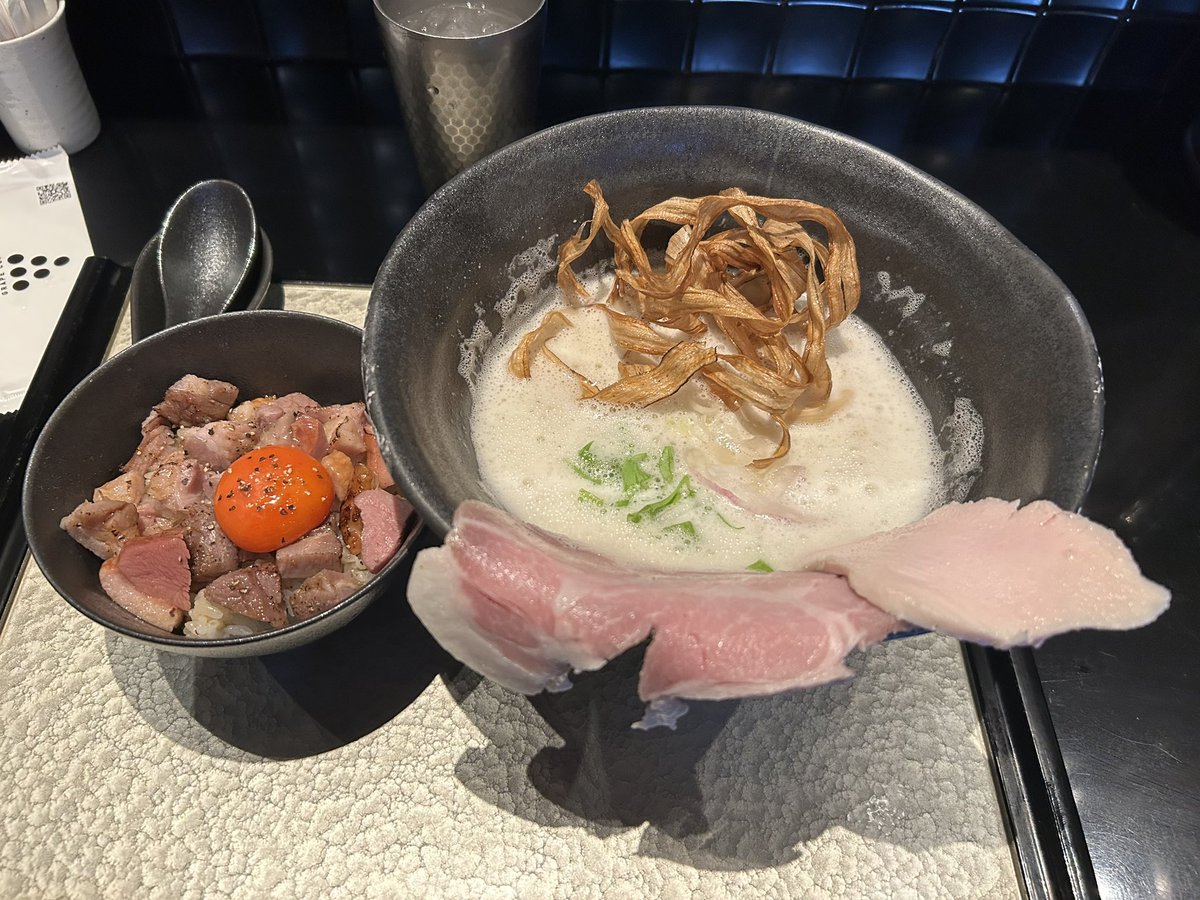 miikoshi's tweet photo. グッズ買った後、肥後橋の方まで行って久々に座銀でラーメン食べてきた
うまかったー🍜 https://t.co/Ho0KpnFQw4