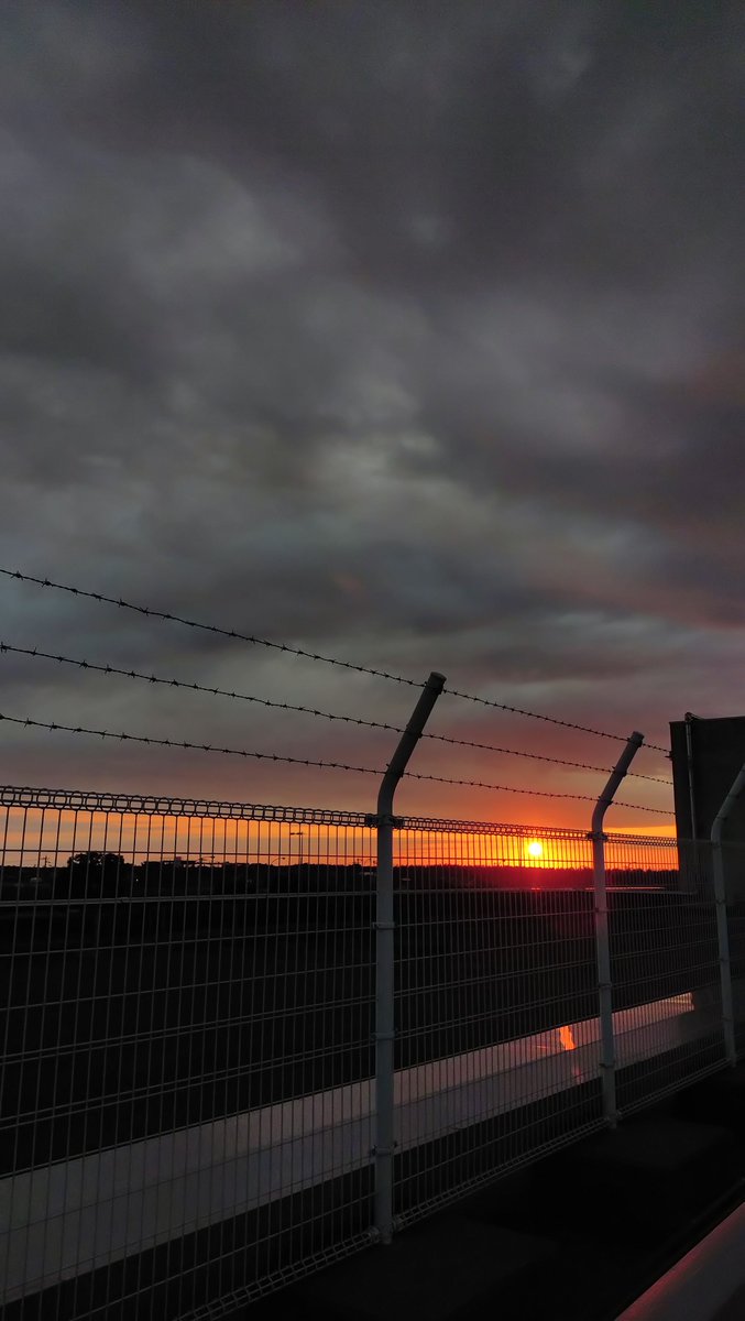 Shiki_OS's tweet photo. 小松空港からの夕空 https://t.co/X8huE1ZCse