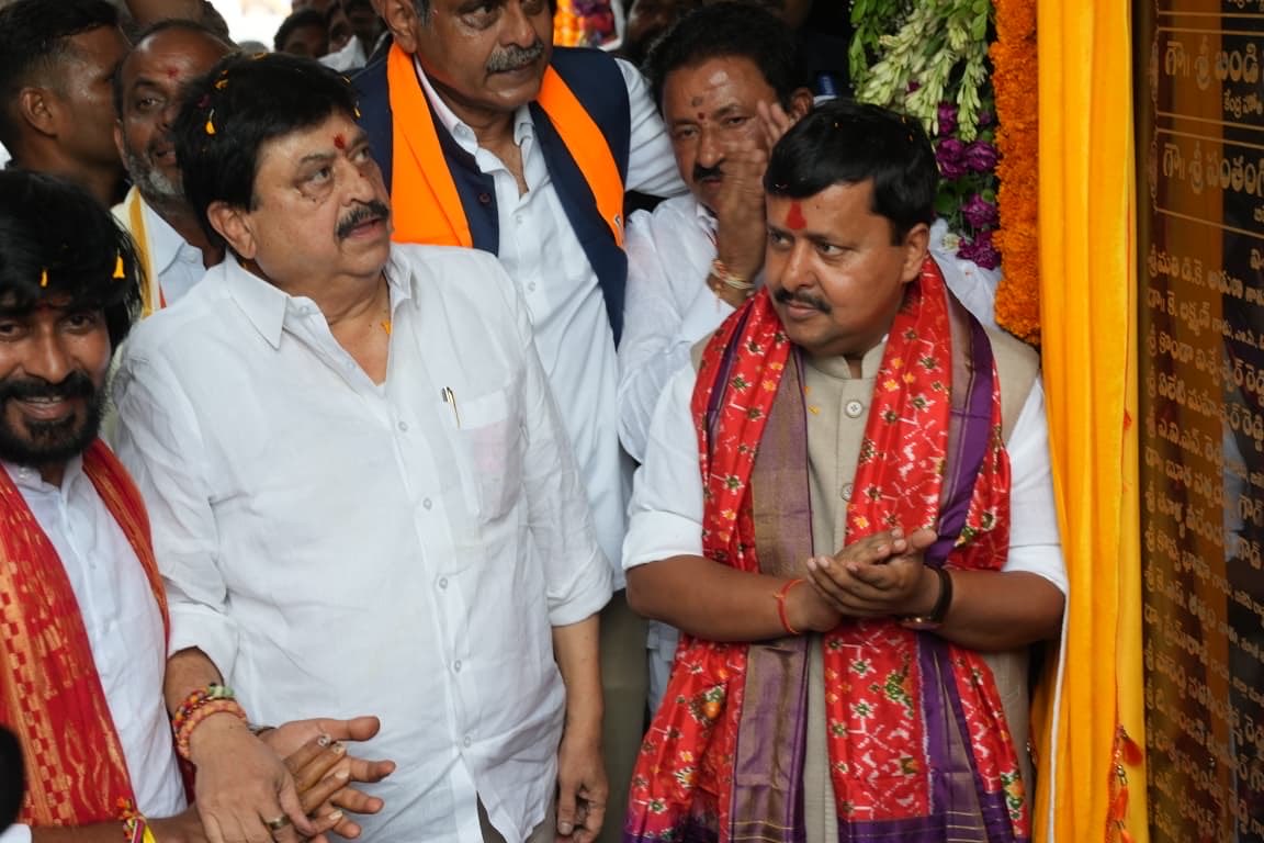 NitinNabin's tweet photo. Today, during my visit to Telangana, I had the privilege of inaugurating the BJP Ranga Reddy Rural District Office along with State President Shri N. Ramchander Rao Ji. We also virtually inaugurated nine newly constructed BJP district offices across the state.
 
 I am confident that these offices will infuse fresh energy into our organizational activities and further strengthen our collective resolve to realize the vision of a 'Viksit Bharat' and a 'Viksit Telangana' under the leadership of Prime Minister Shri @narendramodi Ji.

ఈ రోజు నా తెలంగాణ పర్యటనలో భాగంగా, బిజెపి తెలంగాణ రాష్ట్ర అధ్యక్షులు శ్రీ ఎన్. రాంచందర్ రావు గారితో కలిసి బిజెపి రంగారెడ్డి రూరల్ జిల్లా కార్యాలయాన్ని ప్రారంభించడం చాలా సంతోషంగా ఉంది. దీంతో పాటు, రాష్ట్రవ్యాప్తంగా కొత్తగా నిర్మించిన మరో 9 బిజెపి జిల్లా కార్యాలయాలను కూడా వర్చువల్‌గా ప్రారంభించాము.

ప్రధానమంత్రి శ్రీ నరేంద్ర మోదీ గారి నాయకత్వంలో 'వికసిత్ భారత్', 'వికసిత్ తెలంగాణ' ఆశయాన్ని సాకారం చేసే దిశగా... ఈ కార్యాలయాలు మన సంస్థాగత కార్యక్రమాలకు కొత్త ఉత్తేజాన్ని ఇస్తాయని, మనందరి సంకల్పాన్ని మరింత బలోపేతం చేస్తాయని నేను దృఢంగా విశ్వసిస్తున్నాను.

@N_RamchanderRao 
@BJP4Telangana