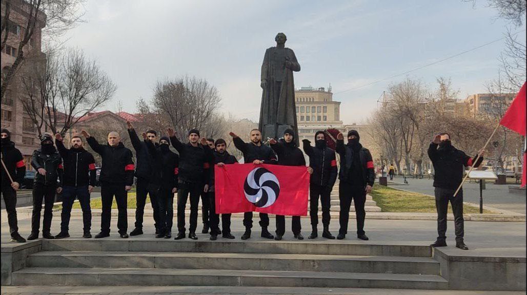 Aveydagi's tweet photo. @gundemedairhs Bonjour de Yerevan! L' héros national de l'Arménie est le #nazi Gareguine Njdeh! https://t.co/hTEHoFmcfx