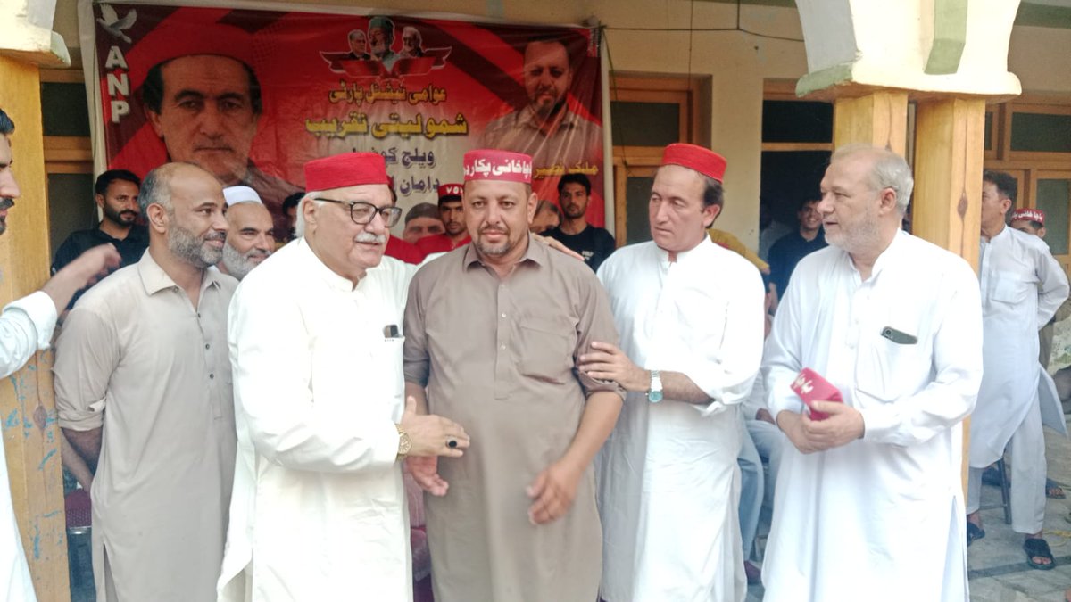 ANPMarkaz's tweet photo. پشاور: عوامی نیشنل پارٹی ضلع پشاور کے زیر اہتمام دامان میں شمولیتی تقریب کا انعقاد، صوبائی صدر میاں افتخار حسین کی خصوصی شرکت۔ شمولیتی تقریب میں جماعت اسلامی سے تعلق رکھنے والے مختلف خاندانوں نے عوامی نیشنل پارٹی میں شمولیت اختیار کی۔ صوبائی صدر نے تقریب سے خطاب کیا اور نئے شامل ہونے والے اراکین کو پارٹی کی ٹوپیاں پہنائیں۔ ضلعی صدر ارباب طاہر، سابق امیدوار صوبائی اسمبلی ارباب اللہ یار خان سمیت دیگر اراکین موجود تھے۔

#ANP | #ANPPakhtunkhwa | #ANPPeshawar