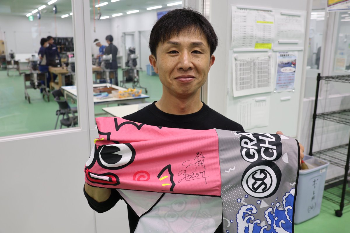 hochi_boatrace's tweet photo. 菅章哉選手サイン入り
ボートレース鳴門SG第36回グランドチャンピオン
マフラータオルを
抽選で1人にプレゼント✨

■応募方法
✅ このアカウントをフォロー
✅ この投稿をリポスト

■締め切り：6月29日23時59分
#ボートレース
#グランドチャンピオン

■応募要項
https://t.co/gyKCWsoR0n https://t.co/yuU7ztP0cq