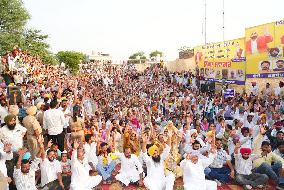 BhagwantMann's tweet photo. ਲੋਕ ਮਿਲਣੀ ਦੌਰਾਨ ਫਰੀਦਕੋਟ ਜ਼ਿਲ੍ਹੇ ਦੇ ਪਿੰਡ ਚੰਦਬਾਜਾ ਵਿਖੇ ਪਹੁੰਚੇ ਲੋਕਾਂ ਦੇ ਭਰਵੇਂ ਇਕੱਠ ਅਤੇ ਪਿਆਰ ਲਈ ਦਿਲੋਂ ਧੰਨਵਾਦ...
ਪਿੰਡ ਦੇ ਵਿਕਾਸ ਕਾਰਜਾਂ ਲਈ ਪਹਿਲਾਂ ਖਰਚ ਹੋ ਚੁੱਕੇ 2 ਕਰੋੜ 36 ਲੱਖ ਰੁਪਏ ਤੋਂ ਇਲਾਵਾ ਅੱਜ 50 ਲੱਖ ਰੁਪਏ ਦਾ ਚੈੱਕ ਹੋਰ ਦਿੱਤਾ ਗਿਆ ਹੈ... ਨੌਜਵਾਨਾਂ ਨੂੰ ਤੰਦਰੁਸਤ ਰੱਖਣ ਅਤੇ ਖੇਡਾਂ ਨਾਲ ਜੋੜਨ ਲਈ ਅੱਜ ਨਵੇਂ ਜਿੰਮ ਦਾ ਉਦਘਾਟਨ ਵੀ ਕੀਤਾ ਗਿਆ...
ਸਰਕਾਰ ਤੁਹਾਡੇ ਨਾਲ ਮੋਢੇ ਨਾਲ ਮੋਢਾ ਜੋੜ ਕੇ ਖੜ੍ਹੀ ਹੈ... ਆਓ, ਆਪਾਂ ਸਾਰੇ ਮਿਲ ਕੇ ਆਪਣੇ ਸੂਬੇ ਨੂੰ ਤਰੱਕੀ ਦੀਆਂ ਨਵੀਆਂ ਸਿਖ਼ਰਾਂ 'ਤੇ ਲੈ ਕੇ ਜਾਈਏ...