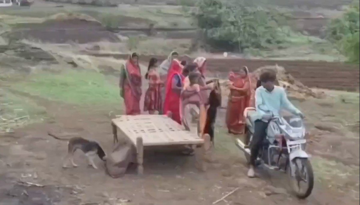 SurajKrBauddh's tweet photo. खटिया पर स्वास्थ्य व्यवस्था। 💔

MP के छिंदवाड़ा में सड़क और पुल न होने के कारण एक गर्भवती महिला को खाट पर लिटाकर अस्पताल ले जाया गया। दर्द से चीखती महिला ने रास्ते में ही बच्चे को जन्म दे दिया।

मुख्यमंत्री मोहन यादव जी, क्या आपके घर की बहू-बेटियों को भी प्रसव के लिए खटिया पर अस्पताल ले जाया जाता है? अगर नहीं, तो फिर आपने प्रदेश की माँ-बहनों को इस हाल में क्यों पहुँचा दिया है कि एम्बुलेंस उनके घर तक नहीं पहुँच सकती? अकूत ज़मीनें लूटने से फुर्सत मिले, तो प्रदेश की जनता की पीड़ा पर भी ध्यान दे दीजिए।