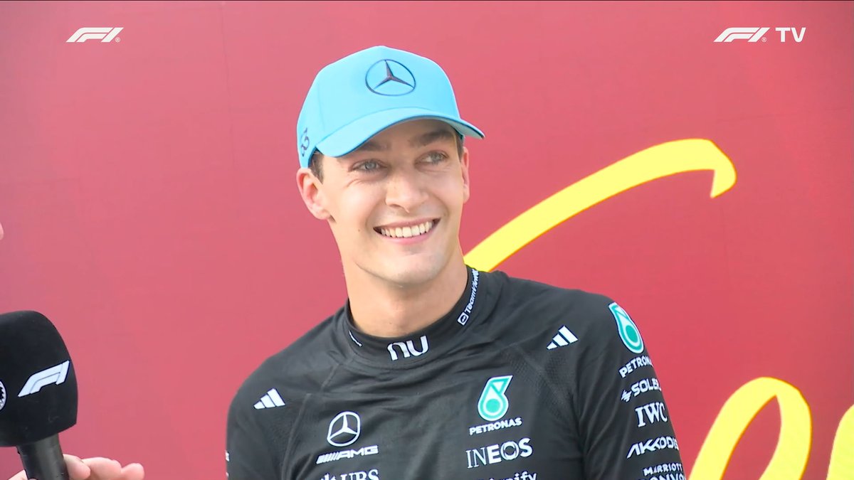 f1speed_indo's tweet photo. Selain pole position di kualifikasi, faktor krusial dalam kemenangan George Russell di GP Austria adalah out-lap stint terakhirnya.

Dia tahu saat degradasi bannya mulai tinggi, pace dia jelek. Jadi begitu exit pit & mumpung ban masih baru, mending langsung push untuk buat jarak dengan Verstappen yang memilih go-long.

Saat Max masuk pit, gap langsung melebar jadi 11 detik.

10 lap terakhir dia manfaatkan trafik untuk setidaknya menahan gap dari Verstappen, walaupun lumayan ketar-ketir dengan kondisi bannya sendiri.

Momentum positif bagi Russell untuk kembali raih kemenangan setelah GP Austria. Tinggal apakah dia bisa lanjutkan trennya ini di sisa musim berjalan atau tidak.