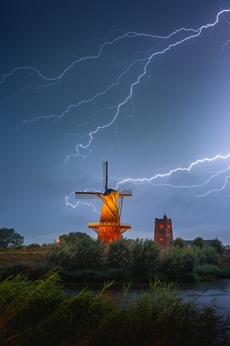 albertdrosphoto's tweet photo. crawlers above a dutch village last weekend. I actually already wanted to pack up around 4 in the morning, and this is the last thing nature gave me :D https://t.co/zdzkZQpaZs