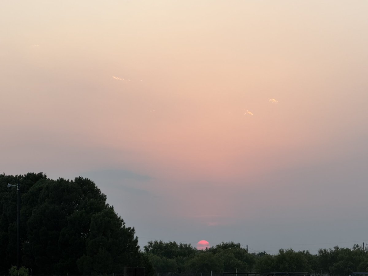 HoofbeatsR's tweet photo. The day didn’t end… it faded into color. Orange, gold, and calm wrapped up the evening. https://t.co/RwTkOl7ntd