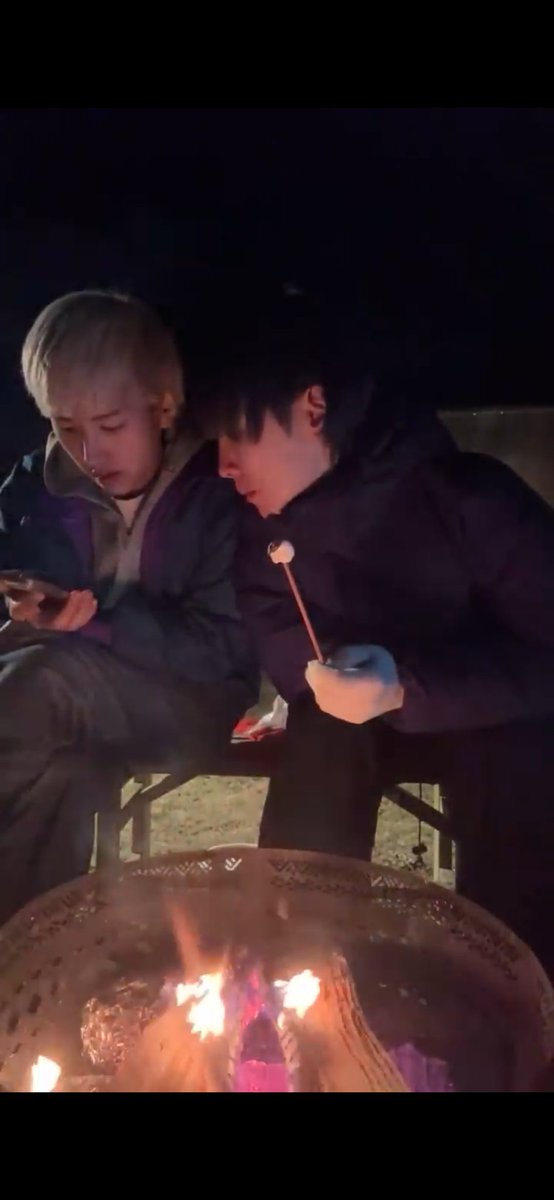 a_ate55's tweet photo. 7年前の再現ありがとう🤣サンバ！

今日はゲリラLIVEを見てたよ🔥
イベント前のワクワクした感じも、楽しそうなのも、距離感も、全然変わってなくてほっこりした♡

キャンプ動画好きだからまたやってほしいなー
まったりした会話が良き☺️

＃おにラブ https://t.co/z9feDwQ7pE