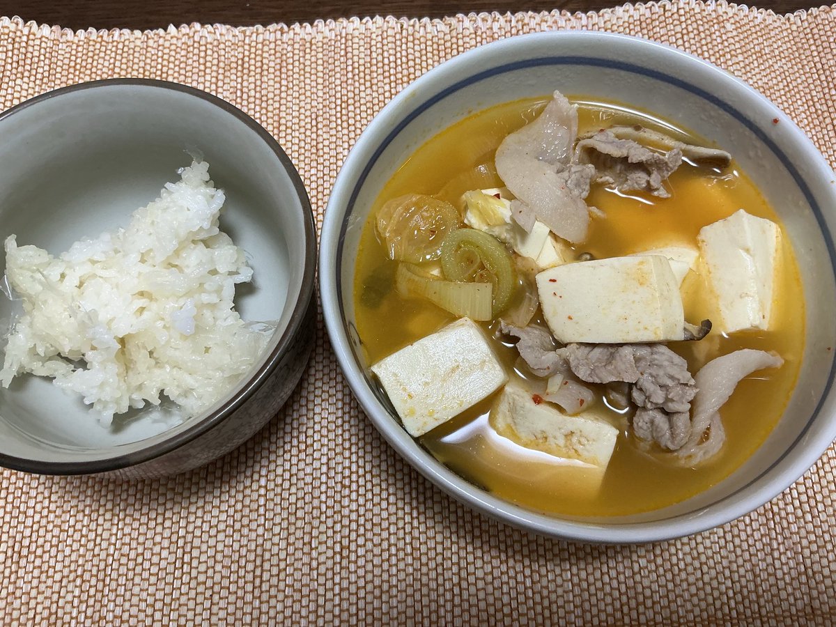 mizuhofukushima's tweet photo. 昨夜は、豚キムチ豆腐鍋を作る。
お鍋に、豆腐と豚肉とキムチとネギと煮干しを入れて煮るだけなので超簡単料理。

誤字を直しました。すみませんでした。 https://t.co/aHraQhMvFh