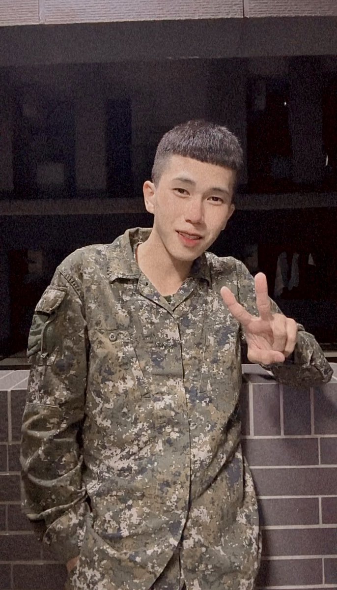 Lccx1025's tweet photo. 突然翻到之前當兵的樣子
之前當兵的時候有另一半
我應該要穿軍裝幹他的😗
因為他說我穿這樣很醜😡 https://t.co/1G8z79Tpzi
