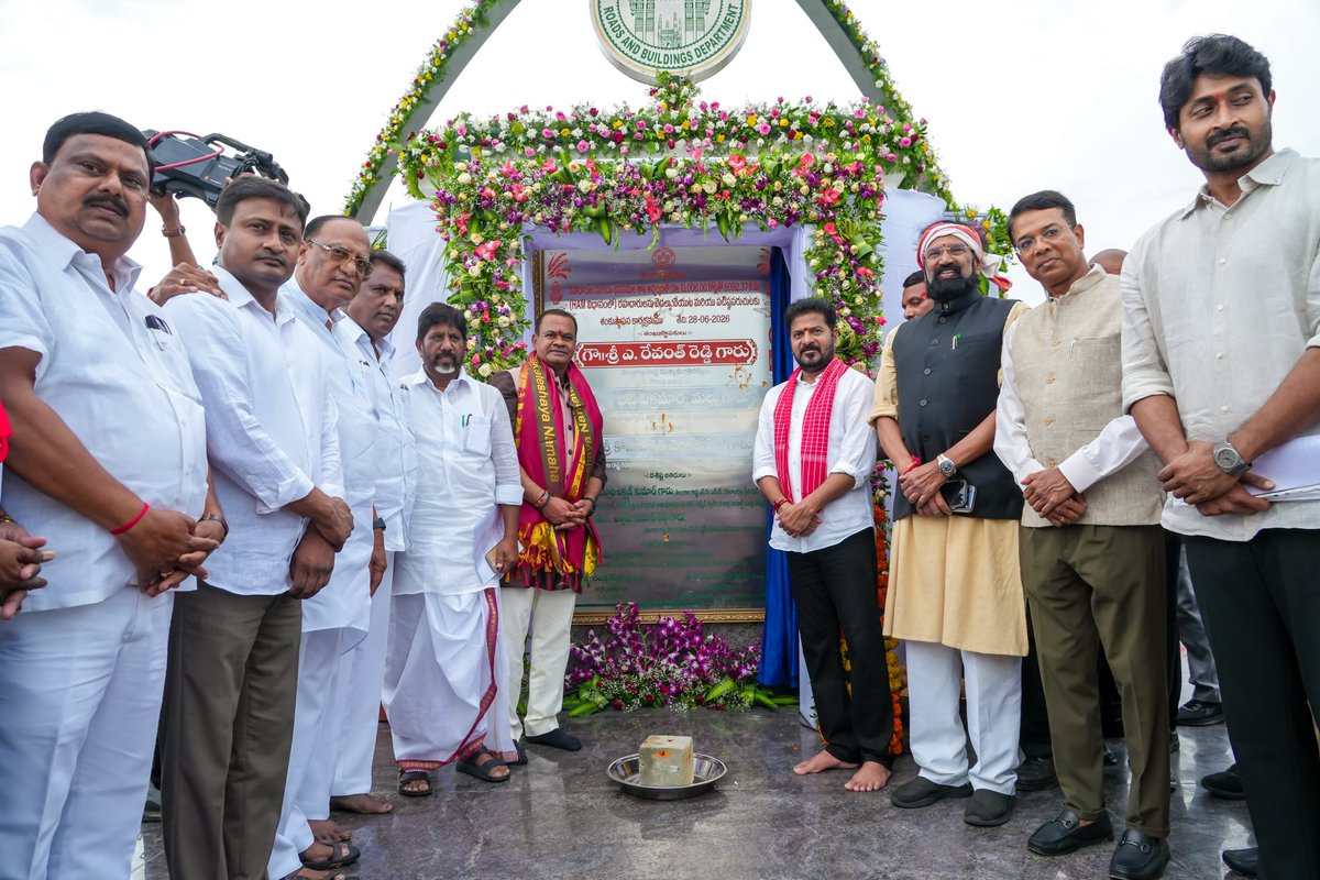 KomatireddyKVR's tweet photo. నా సొంత గడ్డ నల్గొండ సాక్షిగా... నా మనసుకు ఎంతో సంతృప్తినిచ్చిన రోజు ఇది.

రూ.13,006 కోట్లతో 6,092.37 కిలోమీటర్ల మేర 441 హ్యామ్ (HAM) రోడ్లకు శ్రీకారం చుట్టడం రాష్ట్ర రవాణా రంగంలో నూతన అధ్యాయానికి నాంది.

ఈ రోడ్లు కేవలం ప్రయాణ మార్గాలు మాత్రమే కాదు... మన పల్లెలను ప్రగతి వైపు నడిపించి, మన యువతకు ఉపాధి అవకాశాలు కల్పించే అభివృద్ధి బాటలు. ప్రతి గ్రామాన్ని జిల్లా కేంద్రంతో అనుసంధానం చేసి తెలంగాణను మరింత బలమైన రాష్ట్రంగా తీర్చిదిద్దడమే మా ప్రభుత్వ సంకల్పం.

ఒక కుటుంబ పెద్దలా కాంగ్రెస్ ప్రభుత్వం ఆలోచిస్తోంది. ఆడబిడ్డలకు ఉచిత బస్సు ప్రయాణం, ఇందిరమ్మ ఇళ్లు, సన్నబియ్యం వంటి సంక్షేమ పథకాలతో పేదల జీవితాల్లో భరోసా నింపుతూనే, మరోవైపు మౌలిక సదుపాయాల అభివృద్ధితో తెలంగాణను ప్రగతి పథంలో పరుగులు పెట్టిస్తున్నాం.

నల్గొండ బిడ్డగా నా గుండెను తొలిచే బాధ ఫ్లోరైడ్ సమస్య. దానికి శాశ్వత పరిష్కారం చూపే మన చిరకాల స్వప్నమైన ఎస్.ఎల్.బి.సి (SLBC) ప్రాజెక్టును వేగవంతం చేశాం. 2028 ఆగస్టు నాటికి సొరంగం ద్వారా నాలుగు లక్షల ఎకరాలకు కృష్ణా జలాలు అందించి ఆ లక్ష్యాన్ని సాకారం చేస్తాం. అలాగే గౌరవ ముఖ్యమంత్రి శ్రీ @revanth_anumula  గారి నాయకత్వంలో మూసీ నదిని ప్రక్షాళన చేసి ప్రజల ఆరోగ్యాన్ని పరిరక్షిస్తాం.

ముఖ్యమంత్రి శ్రీ రేవంత్ రెడ్డి గారి నాయకత్వంలో ప్రజలకు ఇచ్చిన ప్రతి హామీని నెరవేర్చే దిశగా ముందుకు సాగుతున్నాం. ప్రతి గ్రామం, ప్రతి పట్టణం అభివృద్ధి ఫలాలు అందుకునే తెలంగాణను నిర్మించడం మా బాధ్యత, మా కర్తవ్యం.

ఇది కాంగ్రెస్ ప్రభుత్వం... ఇది మీ ప్రజా ప్రభుత్వం. పారదర్శక పాలన, ప్రజా సంక్షేమమే మా ధ్యేయం.