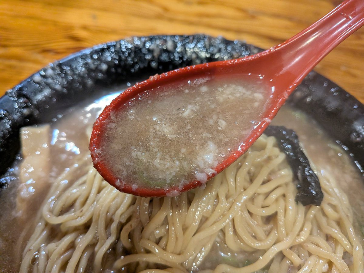 mendasu's tweet photo. 【無鉄砲総本店】京都府木津川市
豚骨ラーメン
@今夜もいつものダイコテ。
河川は増水してましたが京都はさほど台風の影響も少なかったみたいです。
しかしよく降りました😎 https://t.co/9sIEjYrmfl