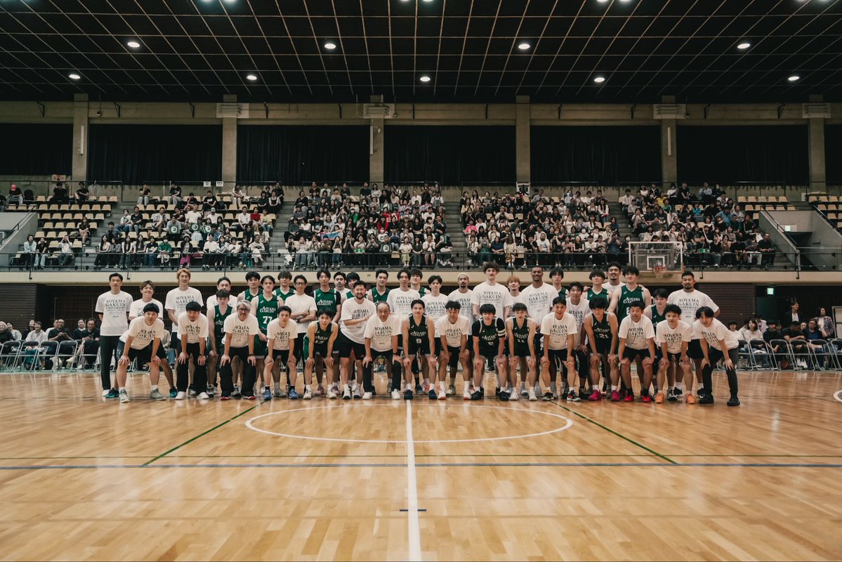 agubaske's tweet photo. 🦅#青学バスケOB戦 2026💚
⁡
現役チーム 79-78 OBチーム

OBの皆様とも記念撮影📸
世代を超えたつながりが感じられる、貴重な一枚！

たくさんの皆様にご来場いただき、ありがとうございました！
また来年、、、！？

 #青山学院大学
 #大学バスケ
 #Bリーグ https://t.co/8i6LxgmDLk