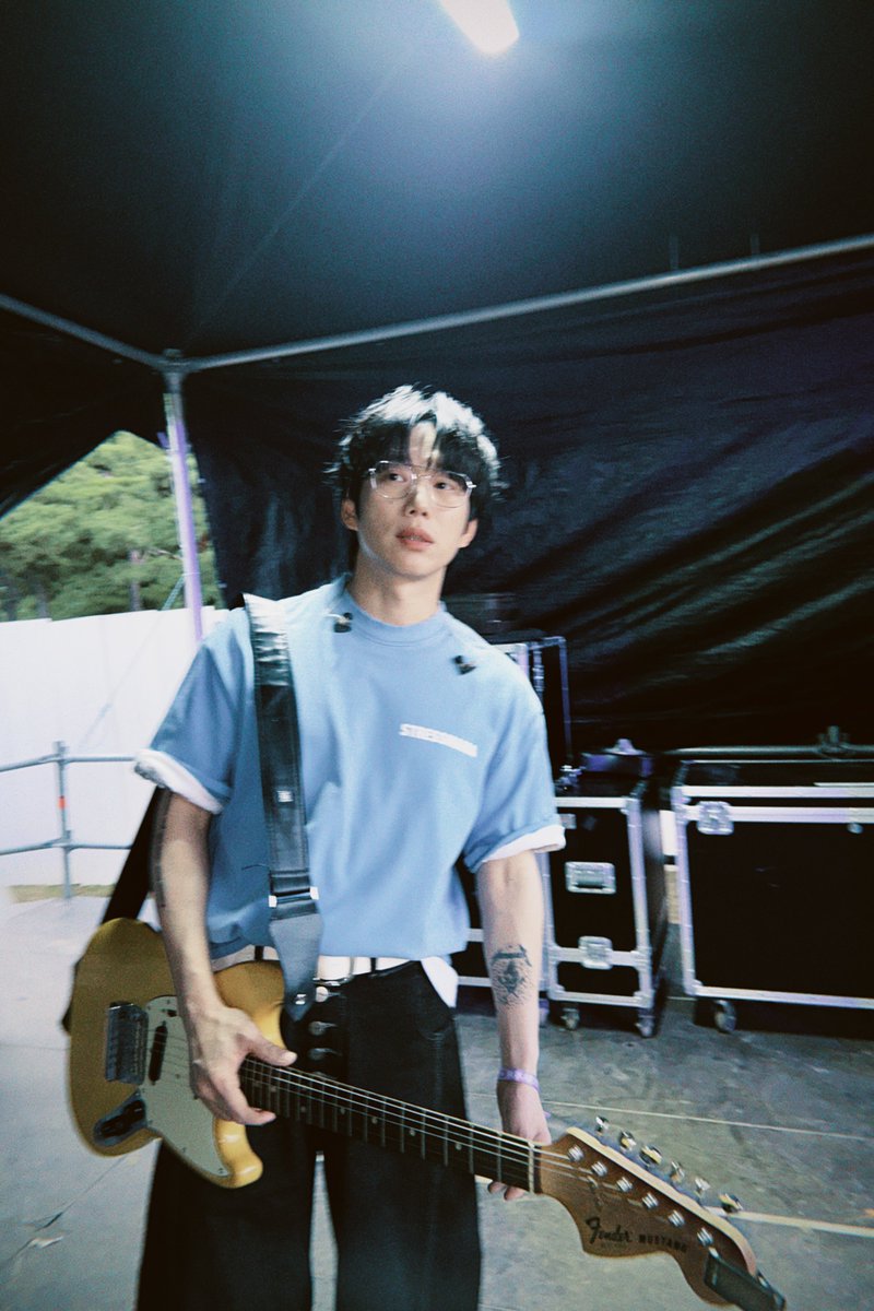 seasons_10cm's tweet photo. 아 
일렉 에코백처럼 드는 남자 개호감 https://t.co/lz9ALEo49x