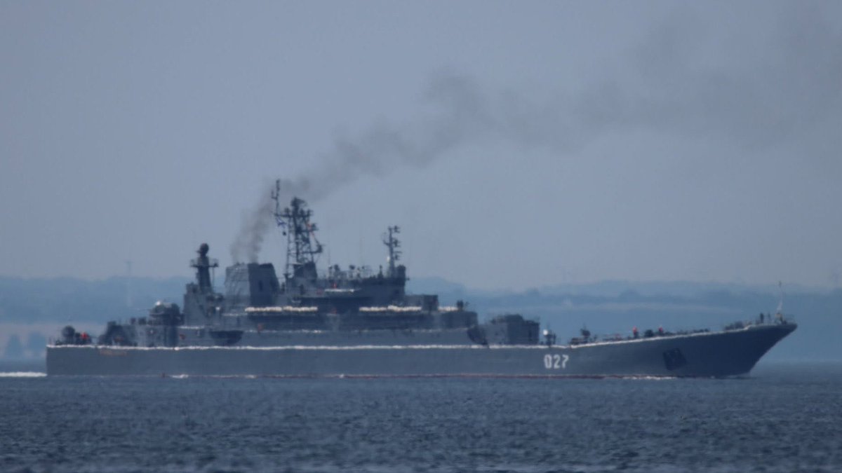 RFNOSBlog's tweet photo. The Lada-class SSK and the Improved Kilo-class SSK are leaving the Baltic Sea, possibly heading for their home bases,which are likely  “Kronshtadt” and  “Mozhaisk”/“Yakutsk”.
The Ropucha-class landing ship Kondopoga is also with them.

Could this simply be a planned redeployment or a routine transfer, possibly linked to the cancellation of Russia’s Navy Day events?
Thanks for sharing this update and for the contribution, @MrFrantarelli. Much appreciated. @SONARROW_OSINT @UKForcesTracker @TiaFarris10 @auonsson @CeciliaSykala @Natalia4Russia @Richard_AHolmes 

FB-"Under Broen"/Kurt Pedersen
