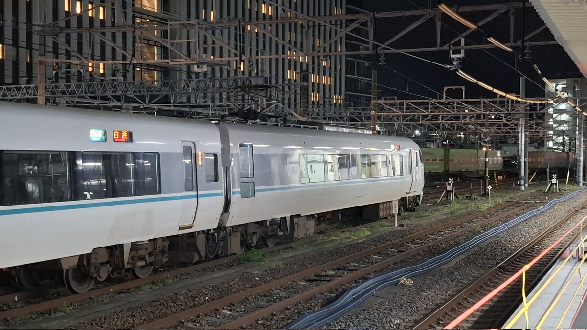 a_trainyard's tweet photo. 3番乗り場と4番乗り場の間の引き込み線に留置されている289系と,遅れ福山レールエクスプレスという,馴染みのない組み合わせ。

2026年6月27日撮影📱 https://t.co/48NeO8adPH