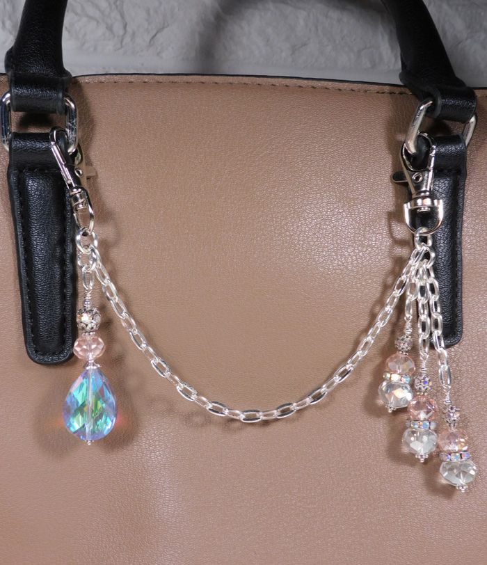 voudaux's tweet photo. Teardrop Crystal Glass Beaded Purse Chain Charm Pink Silver Handmade New by Voudaux
https://t.co/RUiVoau0Lp via @Etsy #shopsmall #gifts #giftsforher #giftidea #buyhandmade #handmadewithlove #handmadebyme #etsyfinds https://t.co/nxCClgoS1t