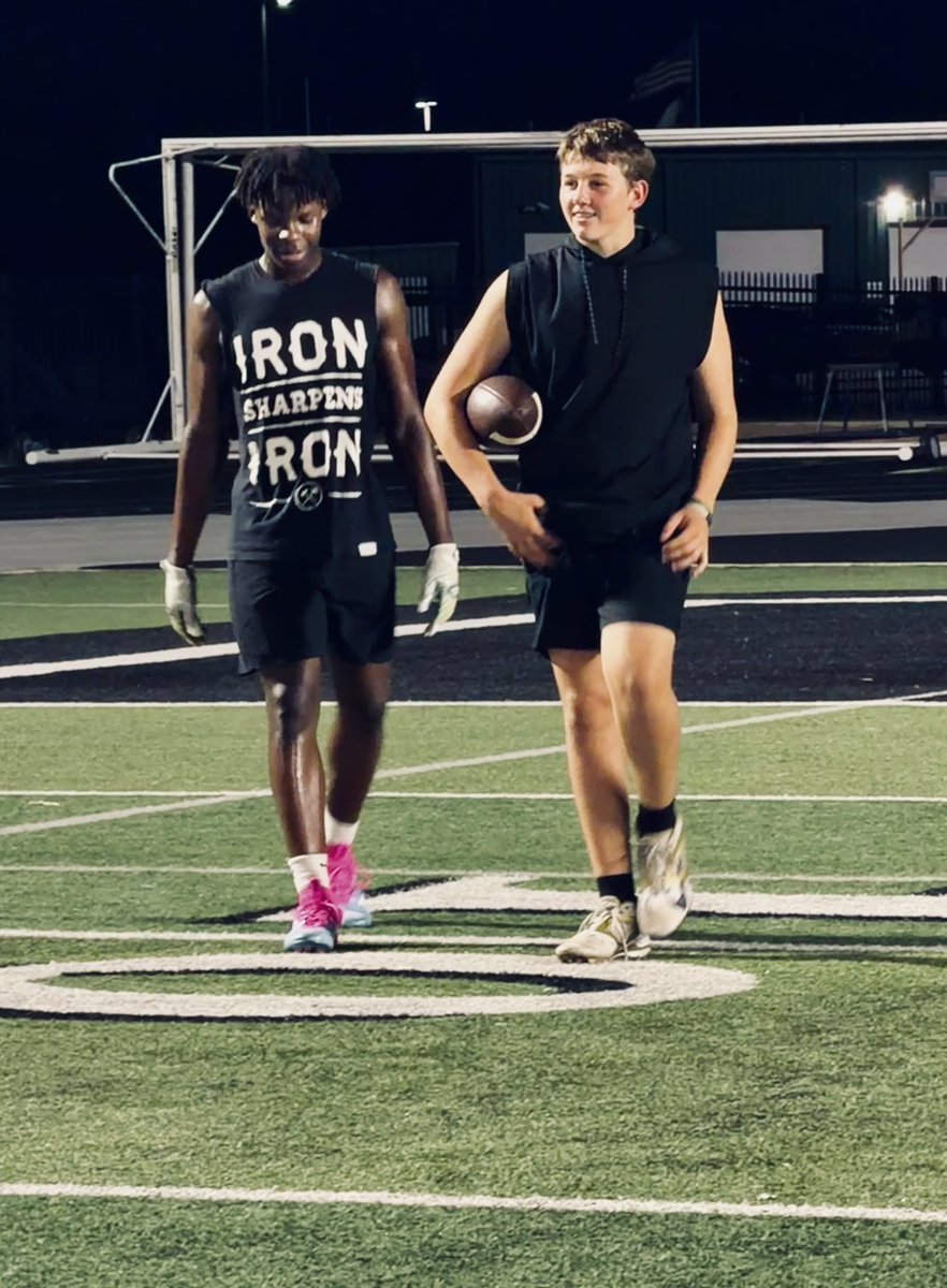 n_clickner2030's tweet photo. Night reps. Game-day results.
Route tree work with #myWR @YoussoufJungman c/o 2030
#QB2030 #summernights
@KaufFootball_TX @KaufmanLions @QBHitList @Qb1Premier @QBUniverseQBU @Coach_Stammetti https://t.co/6DO3QU8FLe