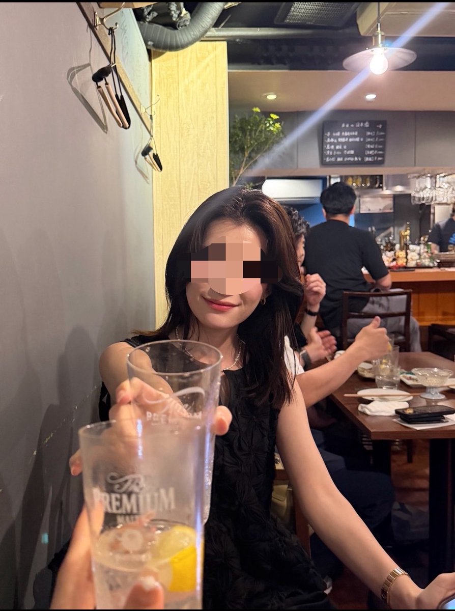 grr11_09's tweet photo. 絶対めちゃモテ委員長のこれや
わしまじで口角ずっと上がってて羨ましいって言われますがこれ小学生からずっとやってる
接客業が故に真顔のときも笑顔にしてて、寝る前にこの口角ストレッチ
左右差でやすいから割り箸咥えとくのも🙆‍♀️
不意打ちでも上手にニコニコできるよ~ https://t.co/dbypBXSAah