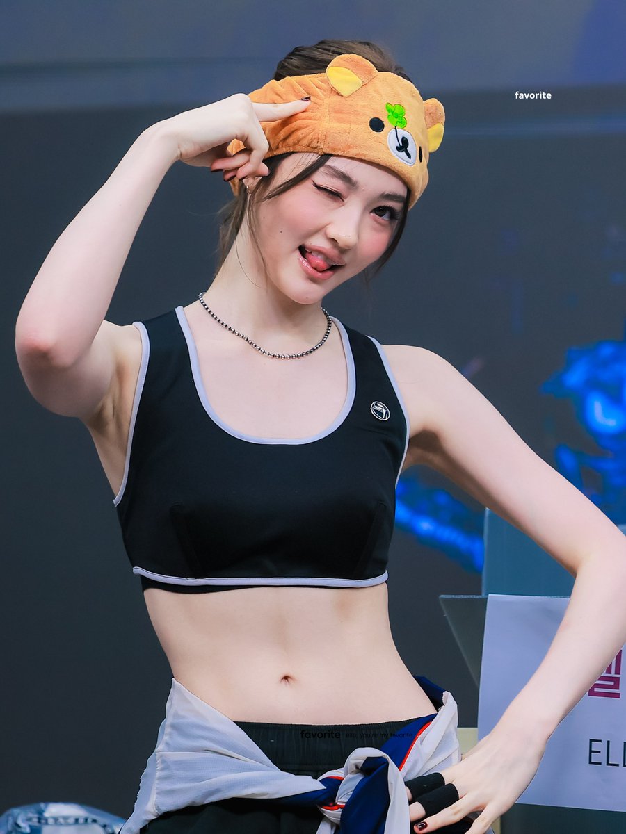 NewChi48374's tweet photo. Ahyeon 之後，00尾出生韓國偶像會走性感路線，應該是天生名模的Ella Gross，當然整隊MEOVV 也是模特兒。 https://t.co/f2P7Pc0bA0