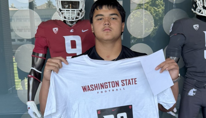 sixstarfootball's tweet photo. EVENT COVERAGE | Several rising prospects made noise at Washington State

☆ Six Star Football takes a look at several rising prospects that impressed 💯

STORY ▶️ https://t.co/vMvwmnA7yq

@DaynianAfalava @Jasiah_agnimel @JuliusJHernand1 @KaiBoatsman_9 @HuddyBriggs @ZaneCarley11 @BraydonCook58 @DylanDeis21 @BeauDonahoe @siuena_football @B_Hendrickson67 @MaddenHughes16 @JaValeJones_2 @KaimiKV @TyceKinley3 @QuentonLake3 @MainaGrant49878 @Micah_Mataia @JED_MATAUTIA @lilcapyofficial @xavierminor101 @MaverickMyers24 @mason_palmer111 @ashton_randall2 @LegendR74 @ZEPHANIAH_2010 @Nikai_Seneth @GageWilliamsRB @dentonw05
