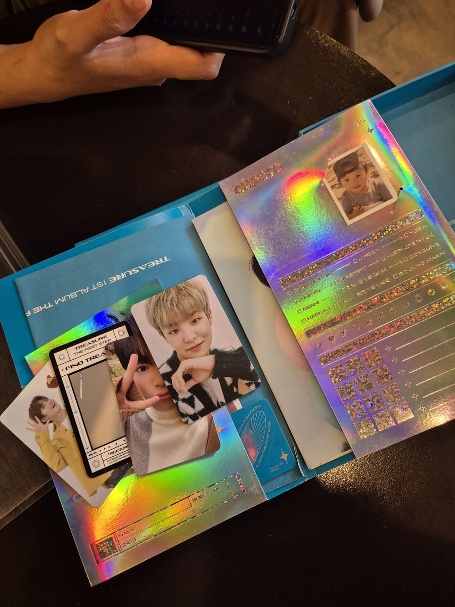 _teumenana's tweet photo. cute nong café na pinuntahan ko kanina. may treasure album 😭💎💙 subrang saya talaga pag nakaka kita ako ng related sa treasure 🥹 https://t.co/inUnayJRgT
