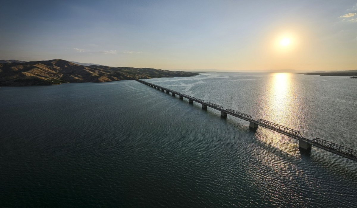 fokusplusnet's tweet photo. ➕Türkiye’nin En Uzun Demir Yolu Köprüsü 40 Yıldır Ulaşımın Yükünü Taşıyor

▪️Malatya ile Elazığ’ı Karakaya Baraj Gölü üzerinde birbirine bağlayan 2 bin 30 metrelik Fırat Demir Yolu Köprüsü, 40 yıldır bölgedeki yük ve yolcu taşımacılığına hizmet ediyor. Cıvata kullanılmadan perçinleme yöntemiyle inşa edilen köprüden ayda yaklaşık 700 tren geçiyor.

🔗Detaylar
https://t.co/P0XO5VjwLh