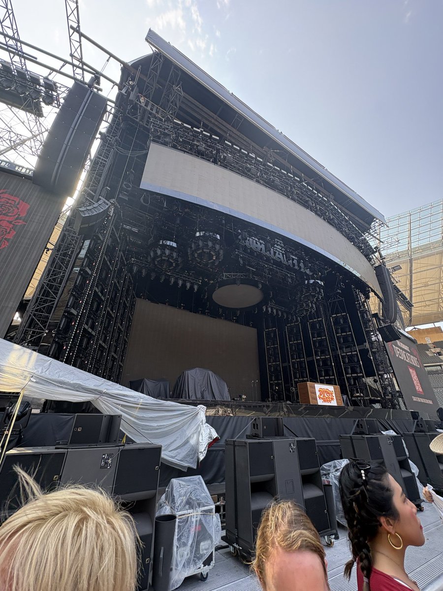 BrunoMarsFanx3's tweet photo. 😭😭😍😍 #Berlin #N2 https://t.co/t4p3CjJotu