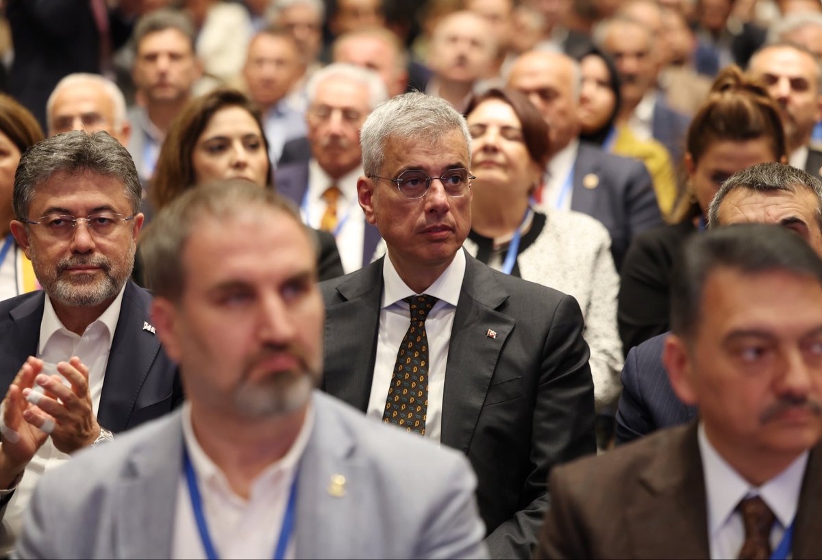 drmemisoglu's tweet photo. 📍Sapanca

Cumhurbaşkanımız Sayın @RTErdogan’ın teşrif ve hitaplarıyla, AK Parti 33. İstişare ve Değerlendirme Toplantımızın kapanışını gerçekleştirdik.

AK Parti’nin sarsılmaz gücü, tam 25 yıldır rehber edindiğimiz köklü istişare kültürümüzden ve milletimizle kurduğumuz gönül köprülerinden gelir. Bir araya geldiğimiz bu geniş kapsamlı buluşmada çeyrek asırlık büyük yürüyüşümüzün birikimiyle, geleceğin stratejilerini ve hedeflerini detaylıca ele aldık.

İlk günkü aşkla milletimiz için üretmeye, daha çok çalışmaya ve Türkiye Yüzyılı’nı bu güçlü vizyonla hep birlikte inşa etmeye kararlıyız.

Toplantımızın ülkemiz, milletimiz ve teşkilatımız için hayırlara vesile olmasını diliyorum.

#ÇeyrekAsırlıkDestan 🇹🇷