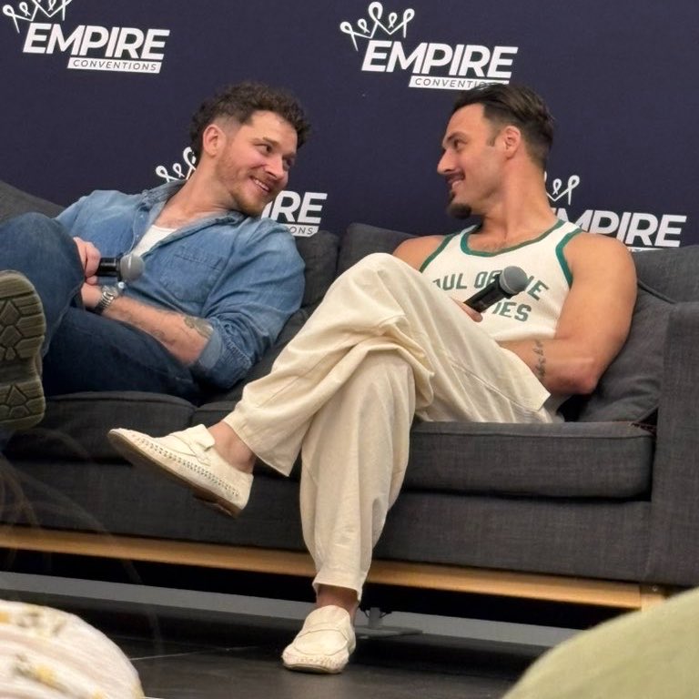 ravibuckleydiaz's tweet photo. THIS IS HOW THEY’RE LOOKING AT EACH OTHER WHEN ANSWERING BUDDIE QUESTIONS??? WHAT DO THEY KNOW. https://t.co/m1MVXXDU1h