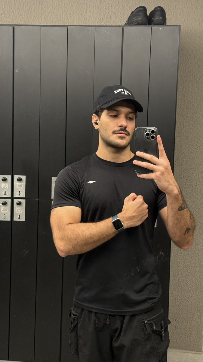 mouratheu's tweet photo. tirar foto pós treino faz parte do treino https://t.co/vEFSeSiWRk