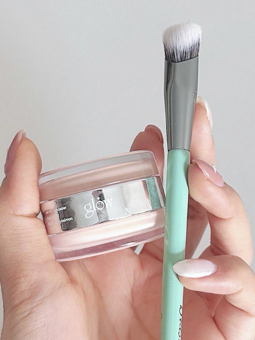 NavyO_O's tweet photo. คอนซีลเลอร์ของglow + แปรงของ brush too เริ่ดเลยค่ะเอื้อย พึ่งรู้ว่ามันเข้ากันเป็นปี่เป็นขลุ่ย https://t.co/lwbLTMpvCz