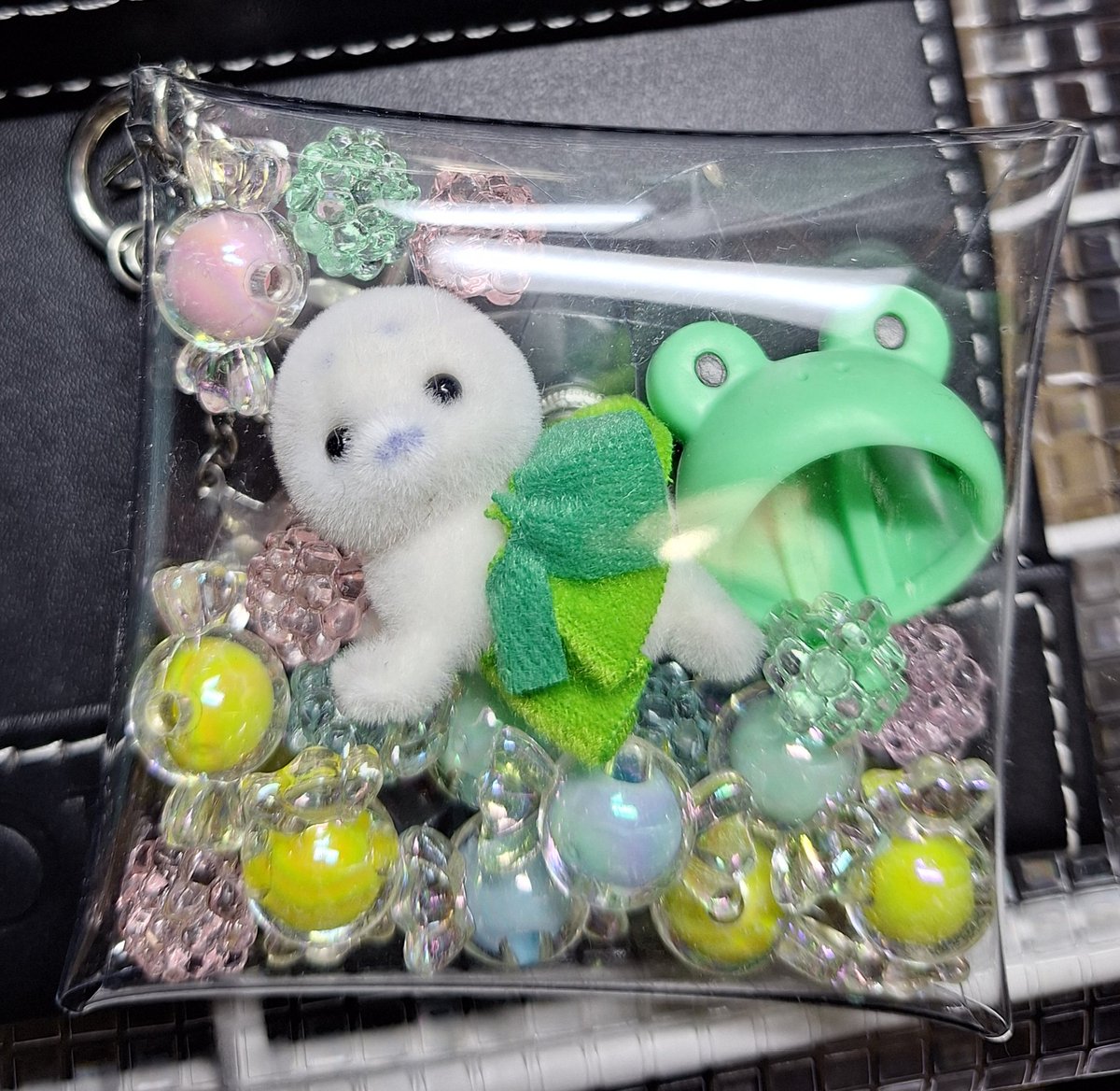etsukoalayada's tweet photo. DAISOに可愛いビーズがあったのでシルバニアあざらしの赤ちゃんと合わせてキーホルダーにしてみたよ😊
めっちゃいい感じ(๑•̀ㅂ•́)و✧
キャンディビーズとこんぺいとうビーズの2種類🍬💓 https://t.co/pjMAfCbm1E