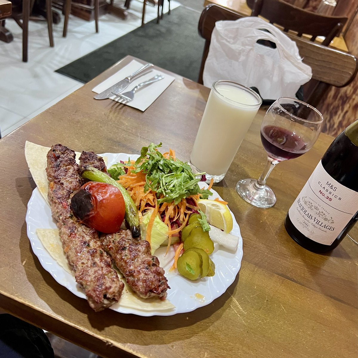 bellaphon's tweet photo. Supermarket Gamay.
Ayran.
Adana.
Mangal 1, Dalston.
.
.
.
#turkishfood #kebab
#winepairing #wine #vin #vinho #wein #vino #vindefrance #Frenchwine #beaujolais #vinfrancais #vinfrançais #gamay
#londonfood #londoneats https://t.co/gVeHjxtwTj