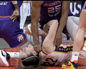 Momoko_19830310's tweet photo. Referee Angelica Suffren watched as Caitlin Clark was assaulted and did nothing.  Where is her punishment? https://t.co/Bbx8yFq40J
