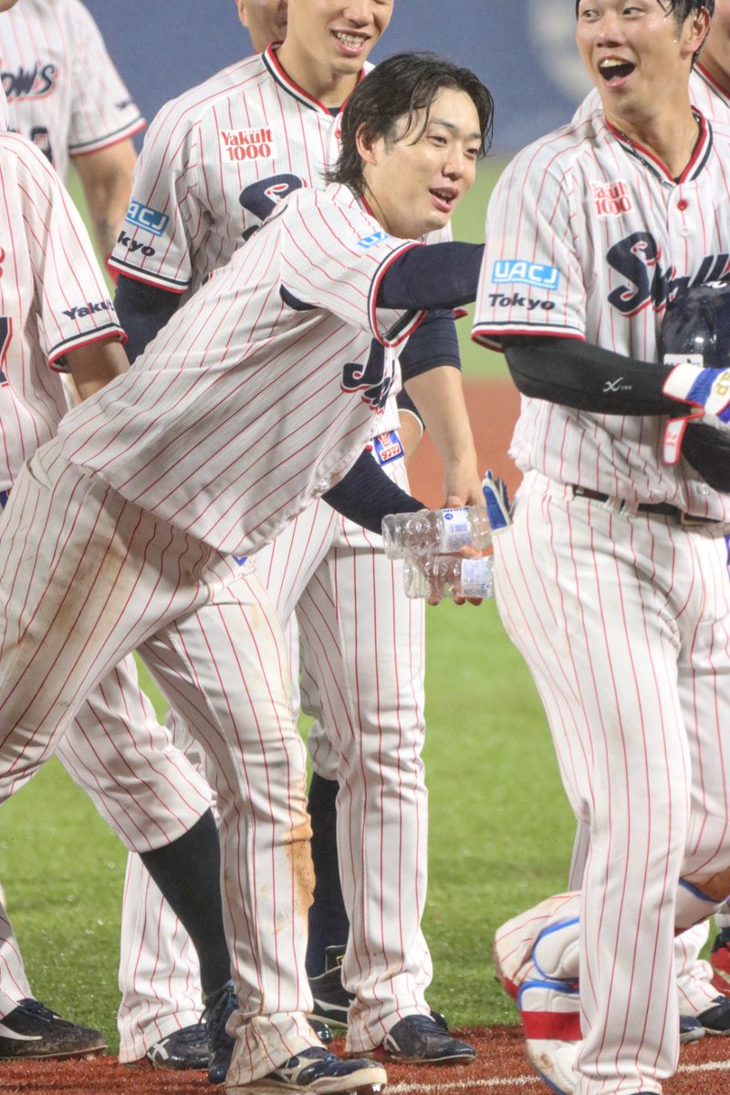 926826h's tweet photo. 最後の挨拶は今日のヒーローに行け❗️と押していた🫸🏻👦🏻

260628 神宮
#swallows #長岡秀樹 https://t.co/aimvHqshox