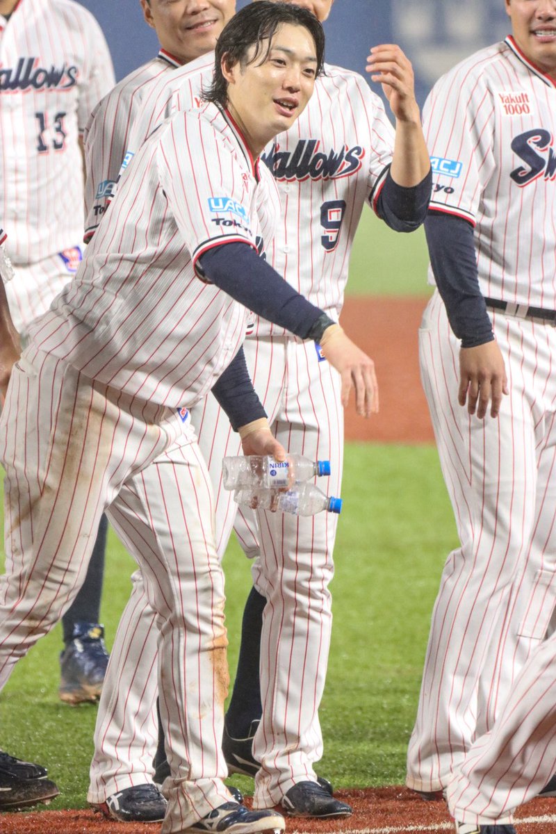 926826h's tweet photo. 最後の挨拶は今日のヒーローに行け❗️と押していた🫸🏻👦🏻

260628 神宮
#swallows #長岡秀樹 https://t.co/aimvHqshox