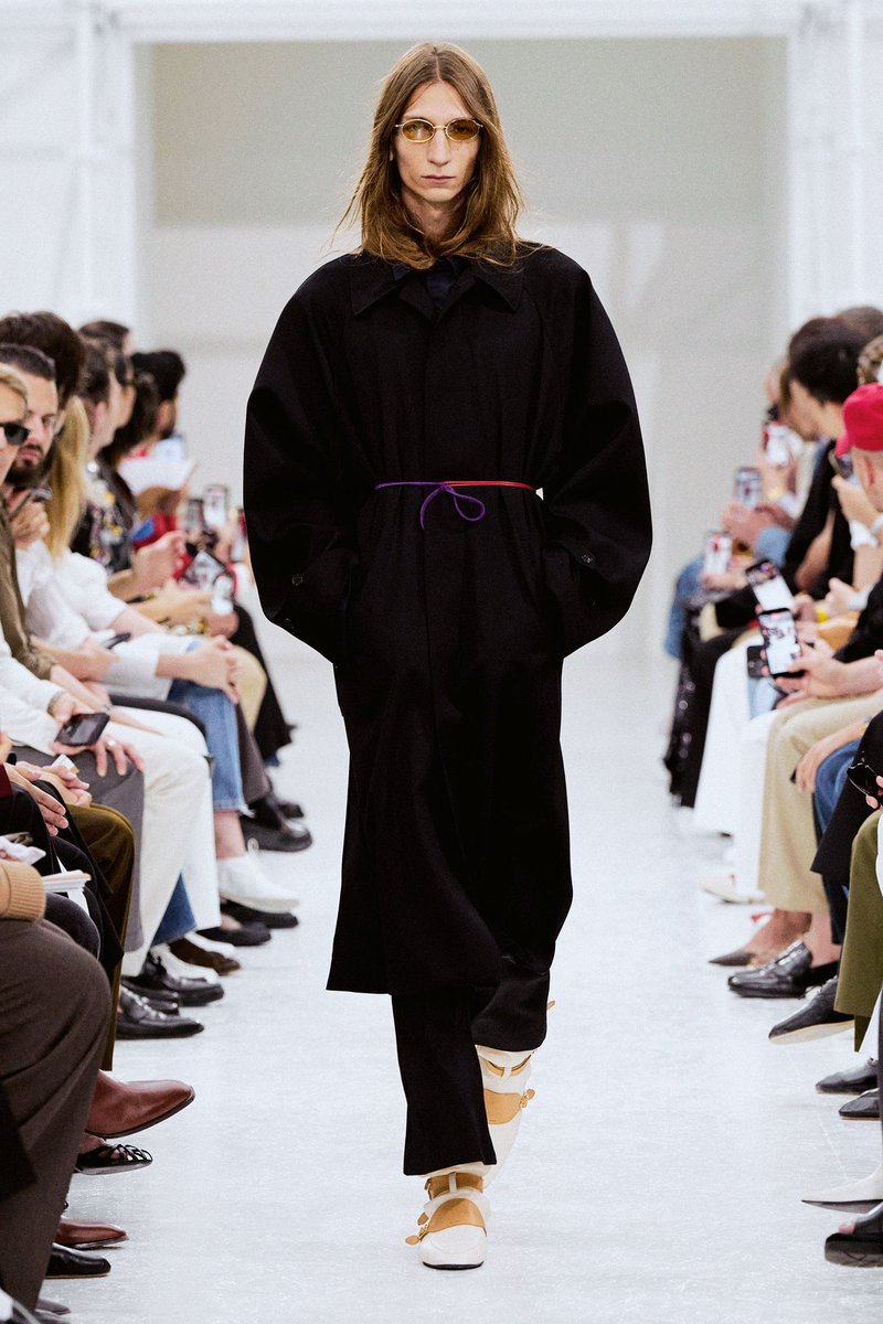BOTTEGAHOENETA's tweet photo. Absolutely floored by Celine s/s ‘27 menswear. https://t.co/smP2cI4rtn