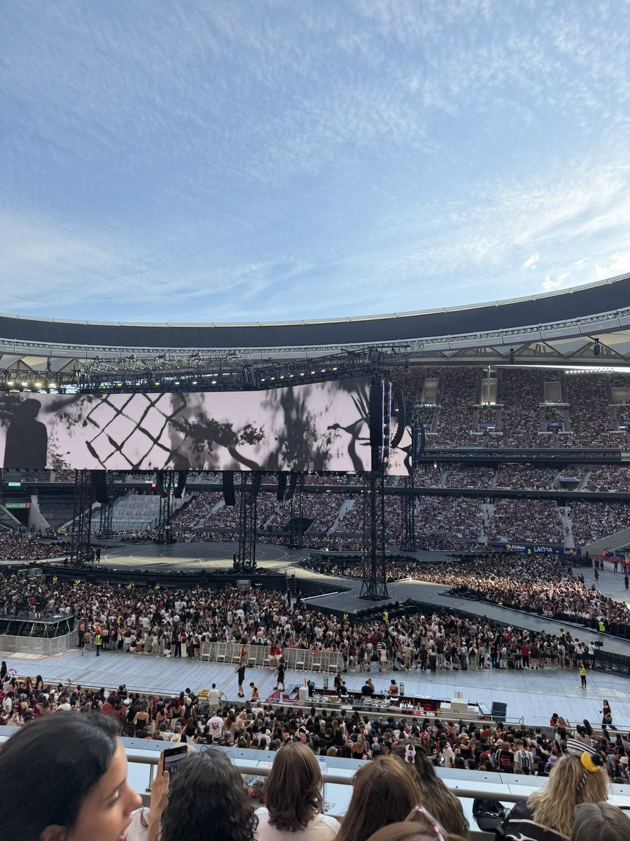 happiIyseokjin's tweet photo. No zoom             vs.       iPhone 17 pro zoom https://t.co/WD5HehJ5jx