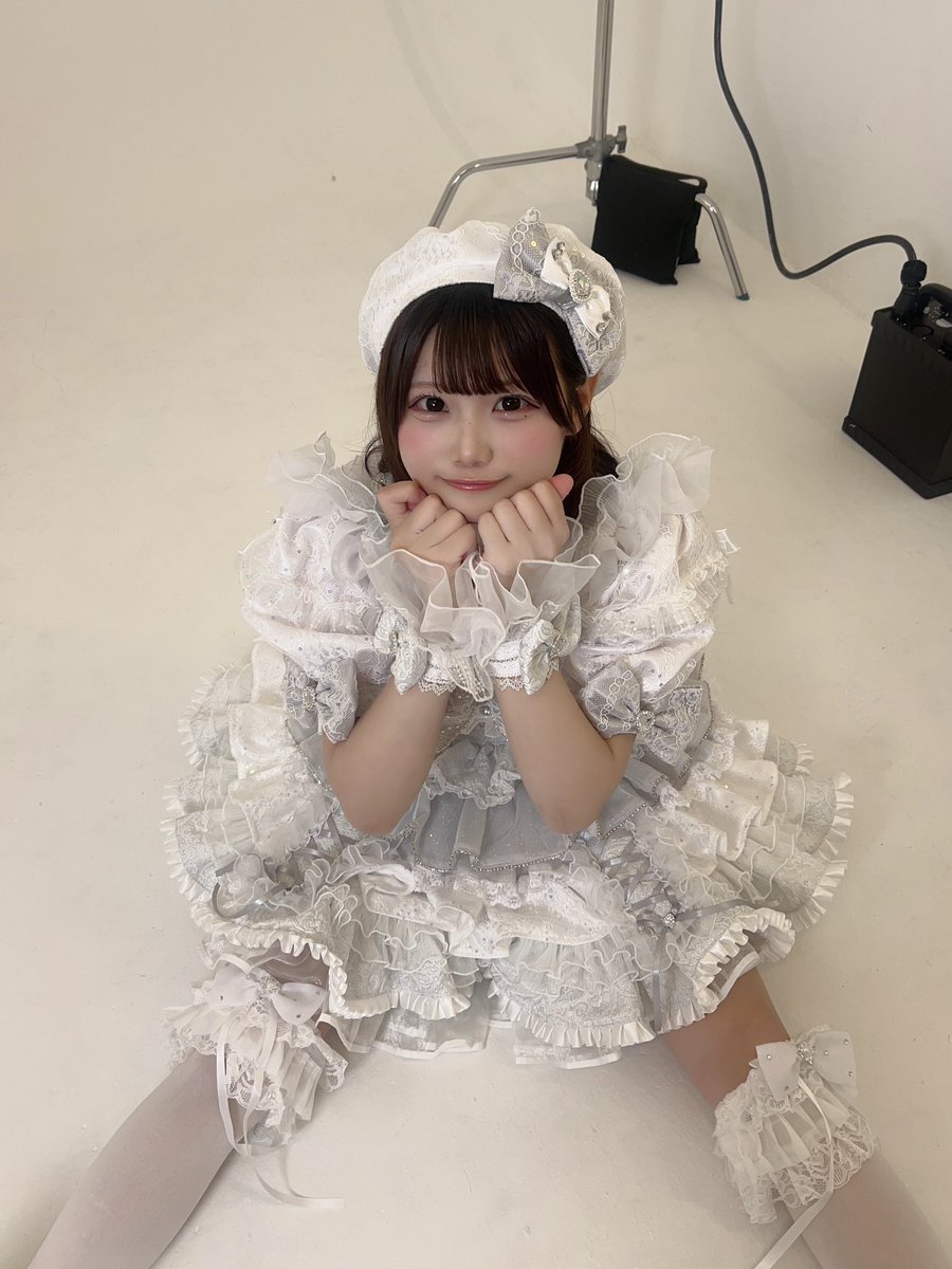 andcute_riru's tweet photo. デビューしました♡

白色担当 りるです🤍 https://t.co/Z8h9gkMpOv
