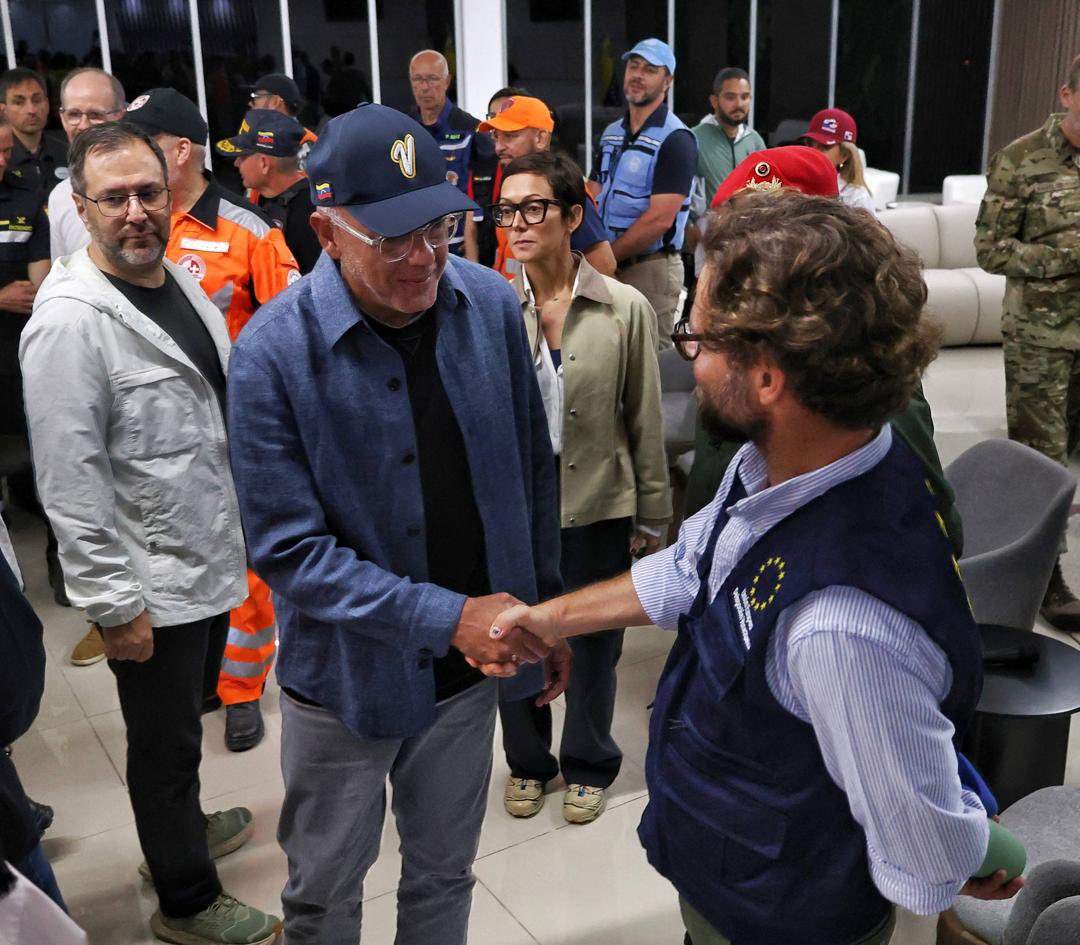 jorgerpsuv's tweet photo. Estuvimos junto a la Presidenta (E) Delcy Rodríguez, en una reunión con las brigadas de rescatistas internacionales que han llegado al país con el firme propósito de fortalecer las labores humanitarias frente a la emergencia que vivimos. ¡Han venido a traer esperanza! https://t.co/de4ZQ0I27G